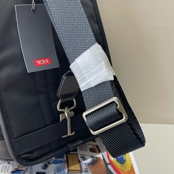 (new+tag) Tumi Higgins men’s sling pack black - Picture 14 of 15